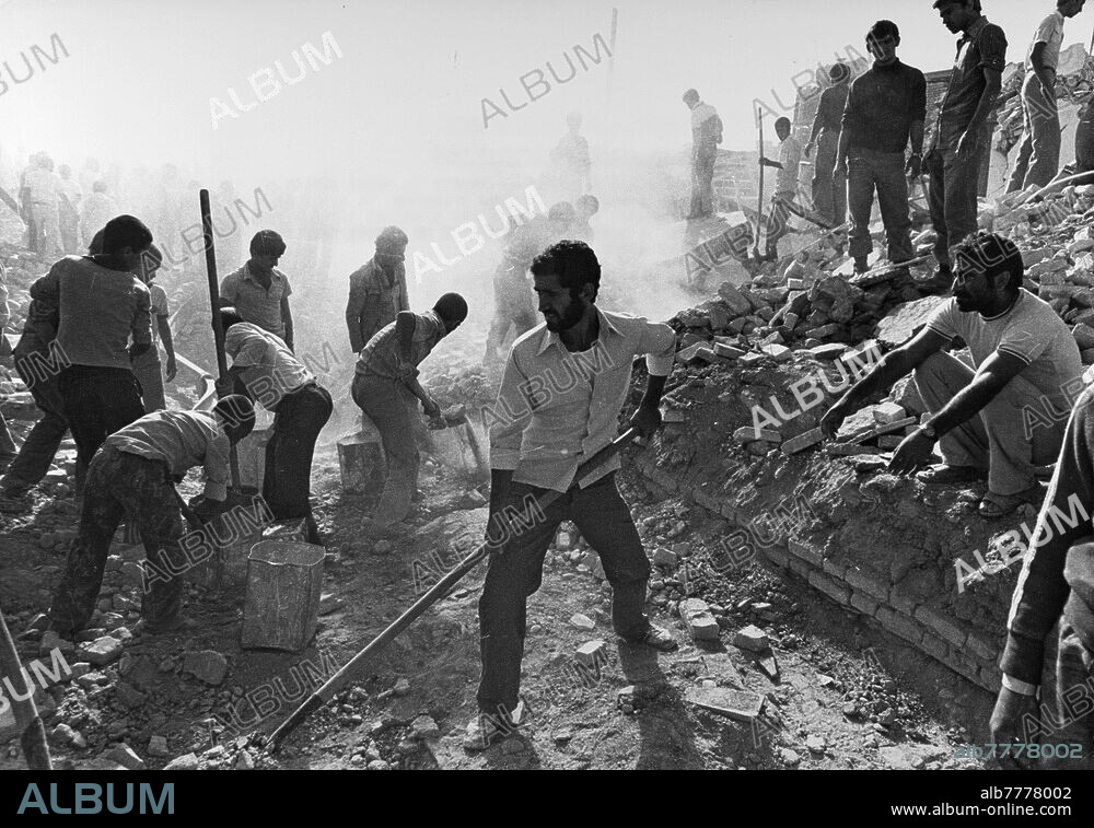 Iran-Iraq war (22.09.1980 - 20.08.1988) / war destruction. In the town of Dezful in Khuzestan province in southwestern Iran, 200 people were killed by Iraqi rocket bombing. The city was almost completely destroyed. Residents while clearing the rubble. Photo, 27.10.1980.