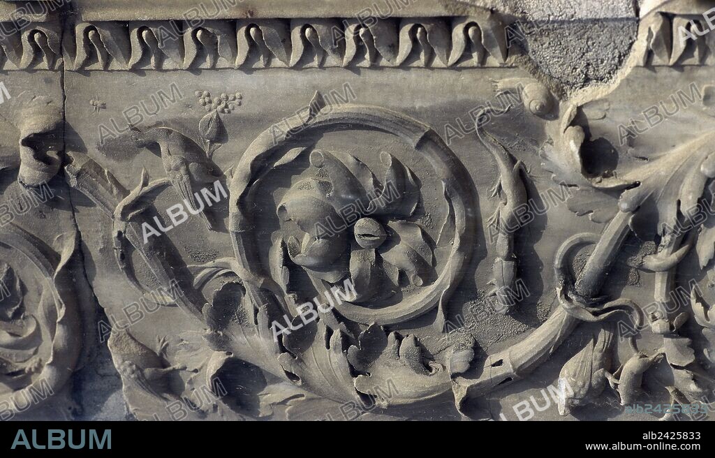 ARTE ROMANO. ITALIA. Detalle de la decoración del PORTAL principal del edificio de EUMAQUIA, realizada en mármol. Utiliza como elemento de decoración a la GUIRNALDA DE HOJAS DE ACANTO pobladas de aves e insectos. Construido en el siglo I d. C., durante el reinado del emperador Tiberio. (Area del Foro). POMPEYA.