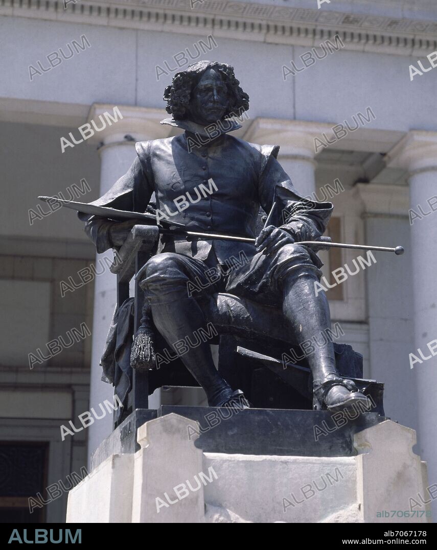 ANICETO MARINAS. EXTERIOR - ESCULTURA DE VELAZQUEZ FRENTE A LA FACHADA QUE LLEVA SU NOMBRE - 1899.