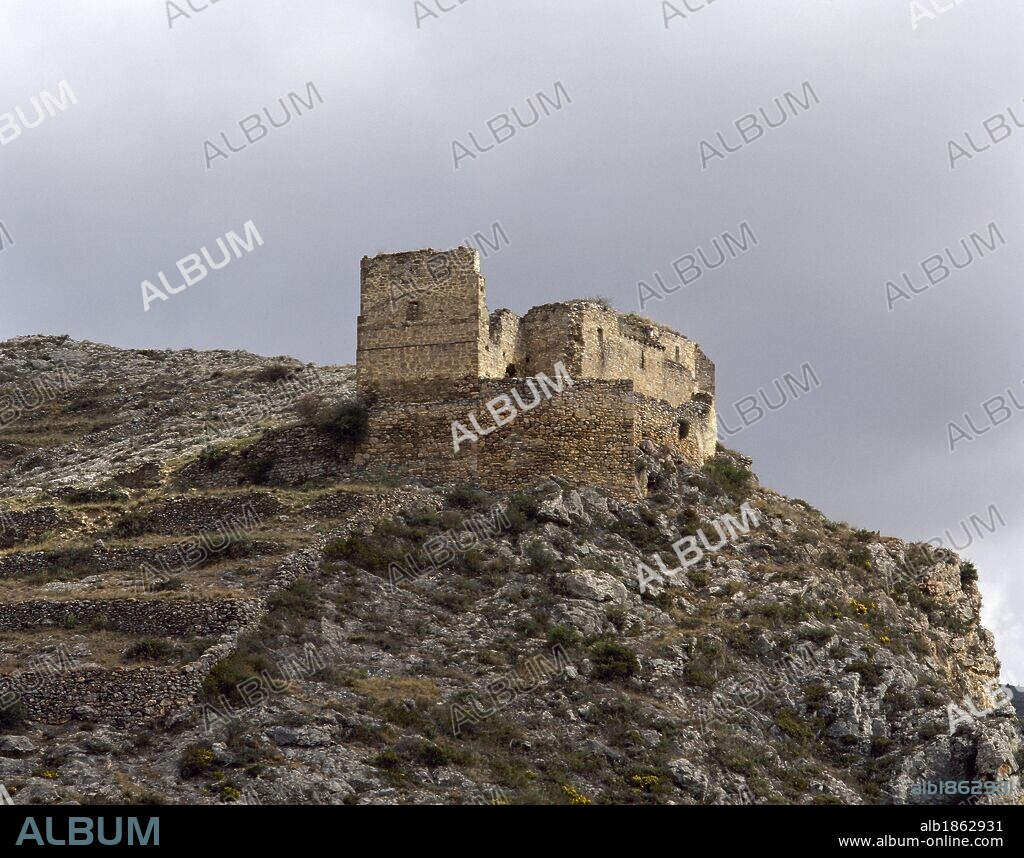 LA RIOJA. MURO DE AGUAS. Panorámica de la antigua Iglesia de Santa María. Restos de los tres muros de la antigua torre del castillo. Sus habitantes la denominan "El Castillo". Comarca de La Rioja Baja. España.