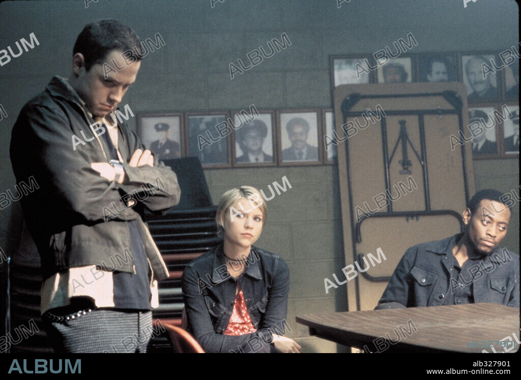 CLAIRE DANES y GIOVANNI RIBISI en ESCUADRÓN OCULTO, 1999 (THE MOD SQUAD), dirigida por SCOTT SILVER. Copyright METRO GOLDWYN / MORTON, MERRICK.