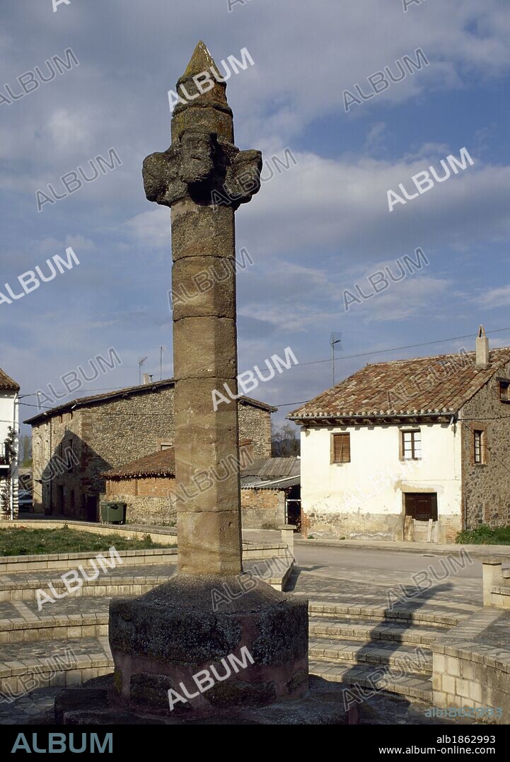 LA RIOJA. OJACASTRO. Población situada en la vecindad de Ezcaray. Vista general del antiguo ROLLO DE JUSTICIA o PICOTA, en la plaza Mayor. España.