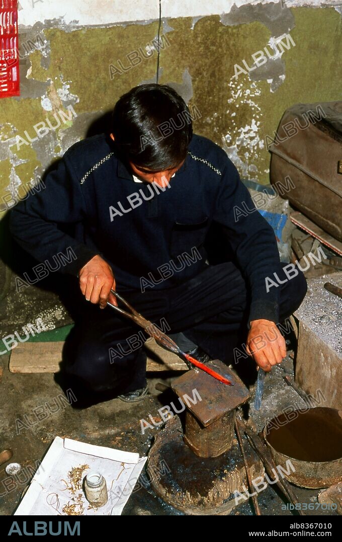 The small Uighur-dominated oasis of Yengisar (Yingjisha) is known throughout the western Chinese province of Xinjiang for its production of handmade knives. The Small Knife Factory (Pichak Chilik Karakhana / Xiadaochang) employs skilled local craftsmen producing fine knives with inlaid handles. Just about every Uighur man carries a knife, both as a sign of manhood and for the more utilitarian purpose of cutting up melons, and the most valued (and expensive) come from Yengisar.