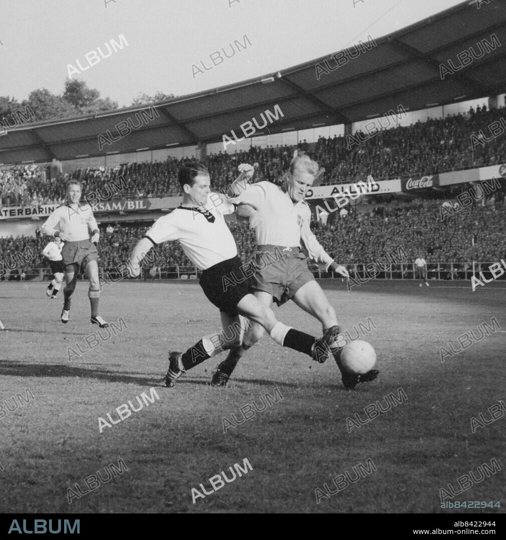 Nya Ullevi 1958. VM i fotboll Sverige-Västtyskland.. Lennart 'Nacka' Skoglund i kamp med västtyska försvaret. *** Local Caption *** GT. KAMERAREPORTAGE.