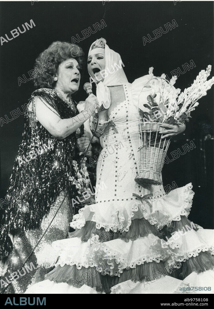Madrid, 29/09/1984. Celia Gámez cantando junto a Sara Montiel en el espectáculo «Nostalgia», en el teatro La Latina. Interpretaron el pasacalle de los nardos de la popular revista «Las Leandras».