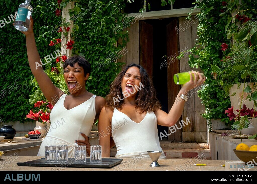 ADRIA ARJONA y NAOMI ACKIE en PARPADEA DOS VECES, 2024 (BLINK TWICE), dirigida por ZOE KRAVITZ. Copyright Free Association / Bruce Cohen Productions.