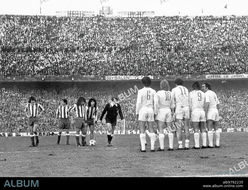 Madrid. 11/01/1976. Partido de liga entre el Atlético de Madrid y el Real Madrid en el estadio Vicente Calderón, que terminó con el resultado de 1 a 0. En al imagen saque de falta con: Ayala y Rubén cano ante el balón, Leal y Alberto detrás; enfrente, del Bosque, Netzer, Roberto Martínez, Santillana y Pirri.