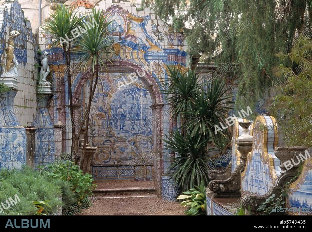 Lumiar bei Lissabon, Barockgarten Quinta dos Azulejos, Mitte des 18. Jahrhunderts / Weg, Bogen und Bänke © Markus Bassler Filmsize: Kleinbild/24 × 36 mm.