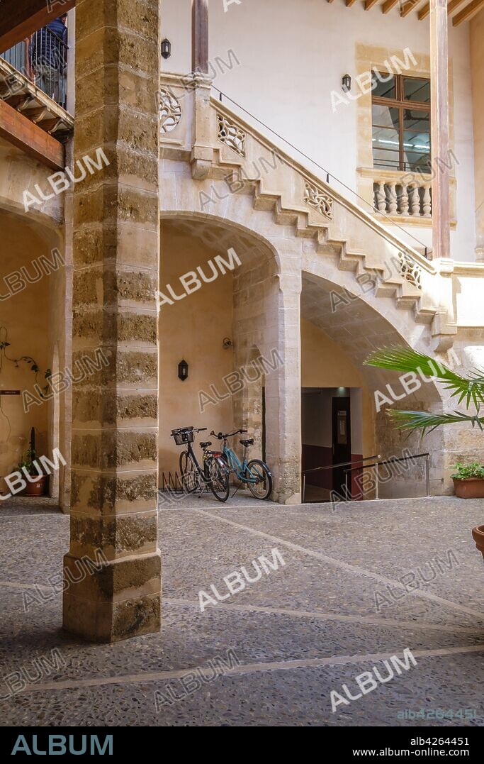 Cal Comte de la Cova, gotico, siglo XIV, escuela superior de turismo, Palma, Mallorca, balearic islands, Spain.