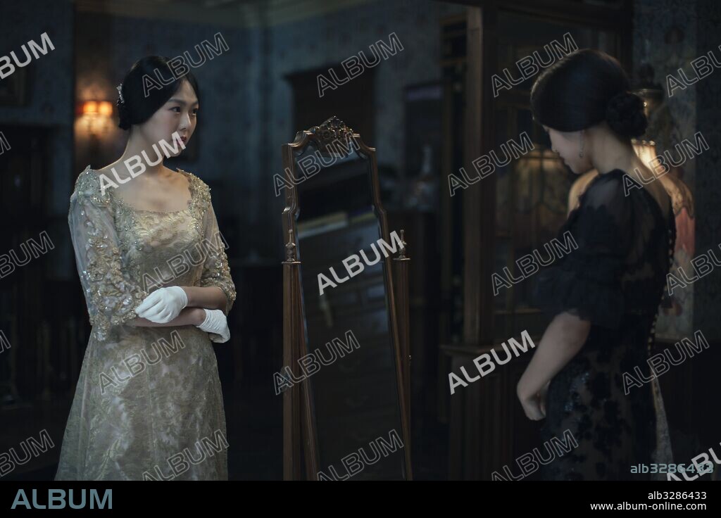 KIM MIN-HEE and TAE-RI KIM in THE HANDMAIDEN, 2016 (AH-GA-SSI), directed by PARK CHAN-WOOK. Copyright MOHO FILM/YONG FILM.