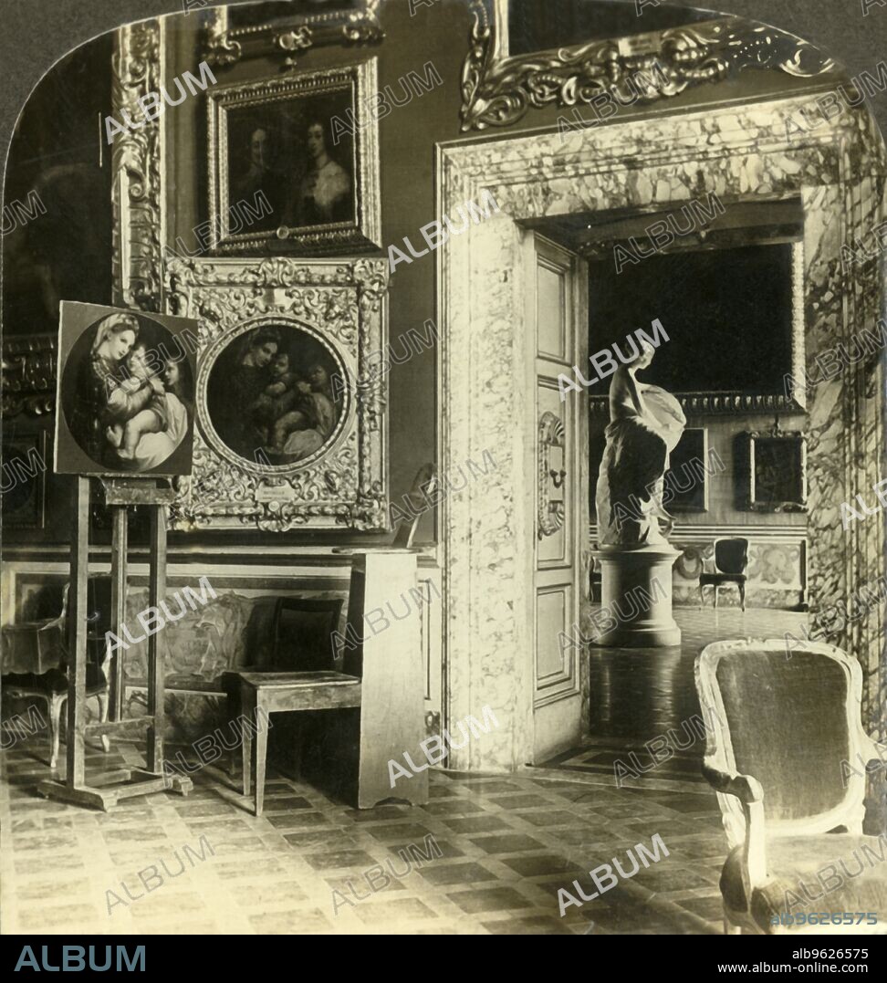 'In the Pitti Palace - Raphael's Madonna of the Chair, Florence, Italy', c1909. The Madonna della seggiola by Italian renaissance artist Raphael, dating c1513-1514 in the Palazzo Pitti, Florence. To be viewed on a Sun Sculpture stereoscope made by Underwood & Underwood. [The Rose Stereograph Company, Melbourne, Sydney, Wellington & London, c1909].