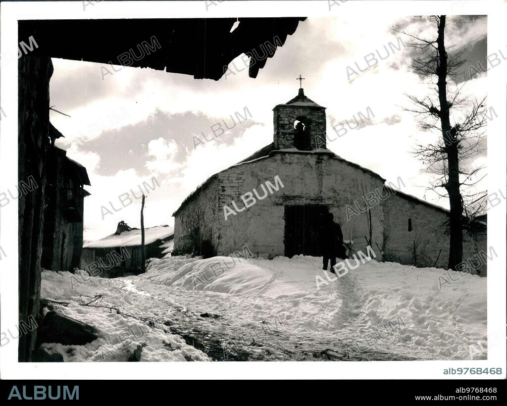 1964. View of the irrigation town of Ambros after a heavy snowfall. In the Image, the chapel.