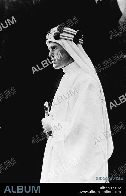 Lawrence, Thomas Edward, genannt Lawrence of Arabia engl. Archäologe und Schriftsteller Tremadoc (Wales) 15.8.1888 - (Unfall). Moreton (Dorset) 19.5.1935. Porträtaufnahme in arabischer Tracht, um 1916/17.