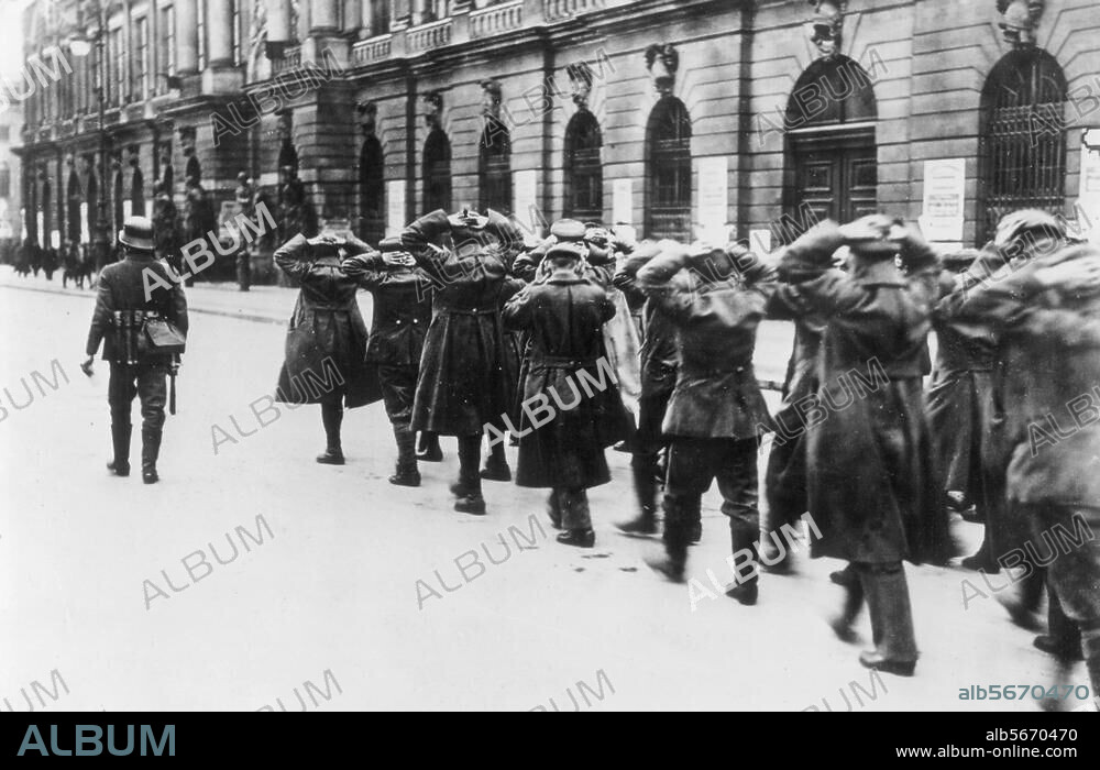 Berlin, 5.-15. Januar 1919. Januaraufstand / Januarkämpfe ("Spartakusaufstand"). (Die Absetzung des Polizeipräsidenten Eichhorn (USPD) am 4.1.1919, löst den Aufstand aus.). - Mitglieder der Republikanischen Soldatenwehr, die sich mit den Spartakisten solidarisiert haben, werden von regierungstreuen Soldaten abgeführt.- Foto, Januar 1919.