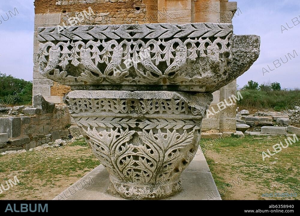 Philippi (Makedonien, Griechenland), Ausgrabungsgelände, Basilika B / Direkler. (Kuppelbasilika, erbaut um 540/560; nach Einsturz der Kuppel wurde der Bau eingestellt). Teilansicht: Kämpferkapitell mit Akanthus-Blattwerk. Foto, 1998.