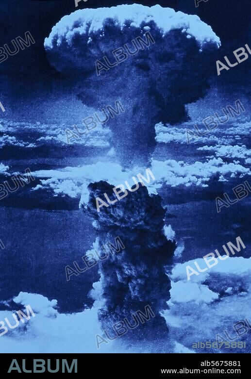 IIe Guerre mondiale / Guerre du Pacifique 1941-45 : explosion de la deuxième bombe atomique sur le Japon, Nagasaki, 9 août 1945. Champignon atomique au-dessus de Nagasaki. Photo.