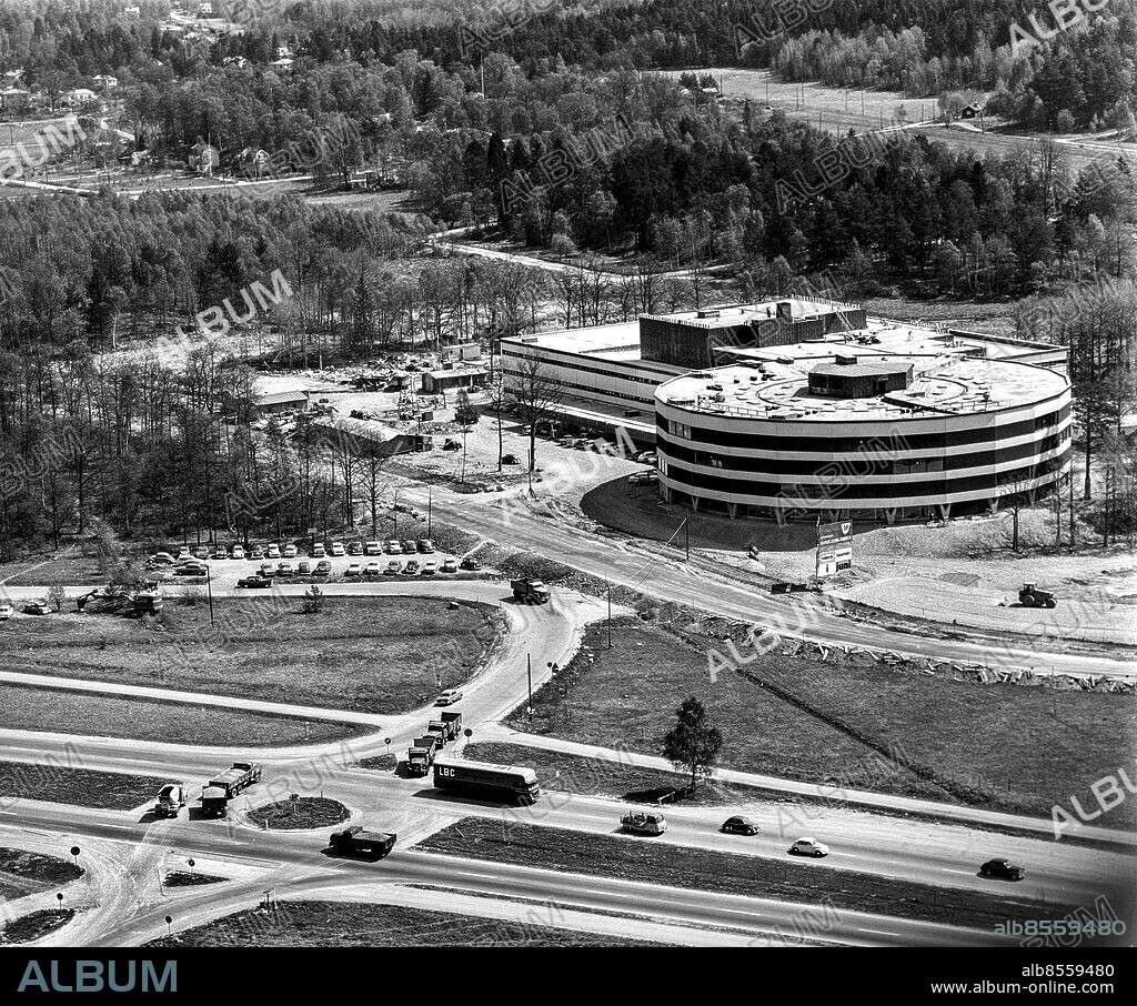 ARKIV STOCKHOLM JUNI 1965. Flygbild över nybyggda möbelvaruhuset IKEA vid Kungens Kurva i Huddinge, Stockholm i juni 1965.. Foto: Jan Collsiöö / TT / Kod: 1001.
