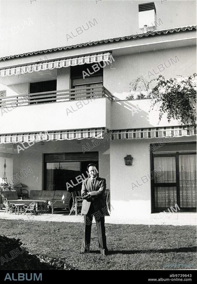 February 1983. Manolo Escobar in his house in La Moraleja, Madrid.