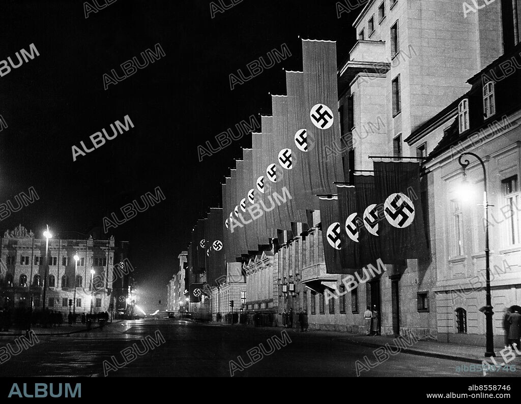 TYSKLAND BERLIN 1936-08.. Rikskansliet i Berlin, führerns huvudkontor, på natten, utsmyckat med nazistflaggor inför olympiska sommarspelen i Berlin 1936.. Foto: Ullstein Bilderzentrale / AB Text & Bilder / SVT / Kod: 5600. Tysk originalbildtext.. Mapp: Stadens utsmyckning I 263d. Hakkors Exteriör.
