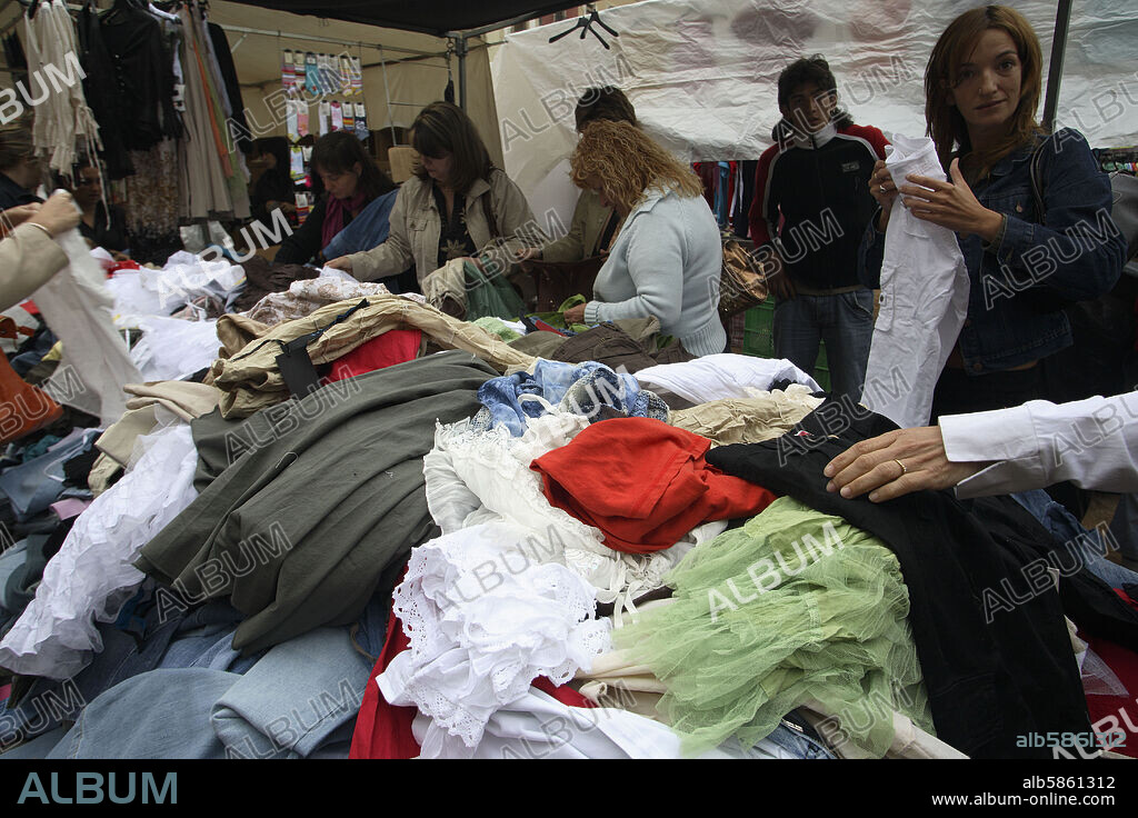 Vic; Plaza Mayor / Plaça Major; mercado del sábado (tenderete venta de ropa mujeres).