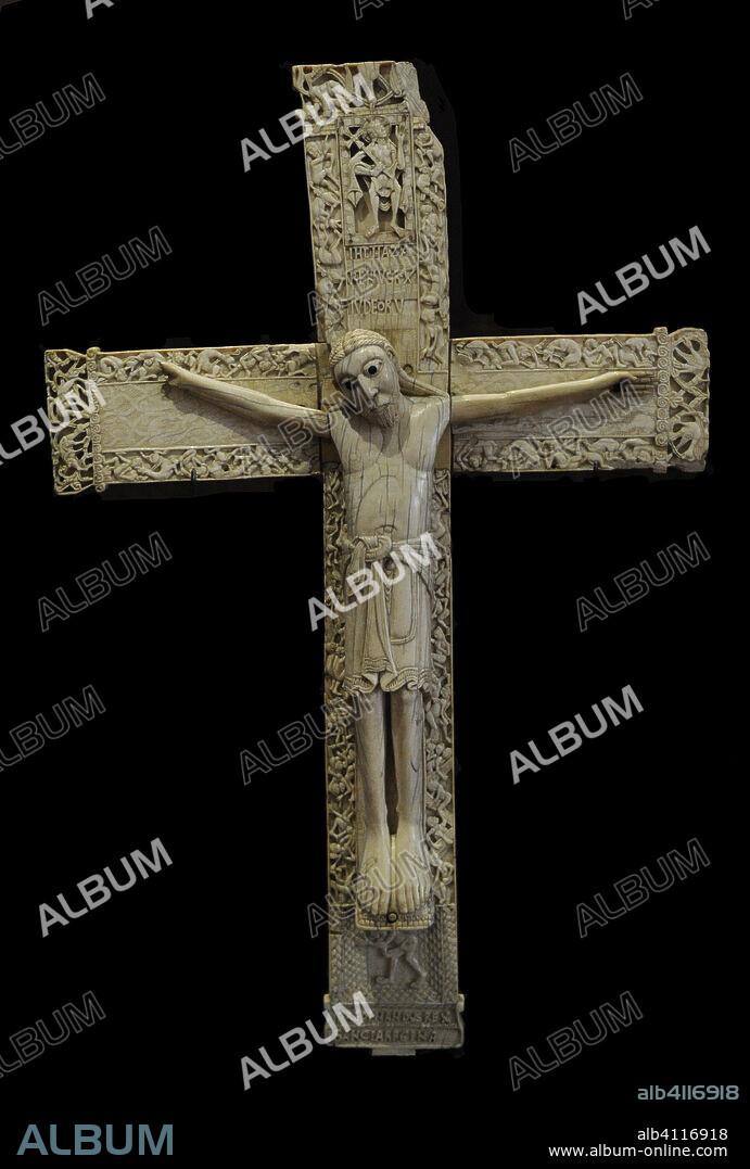 Crucifijo de don Fernando y doña Sancha. Los Reyes de León lo donaron a la Colegiata de San Isidoro a causa del traslado de las reliquias de San Isidoro desde Sevilla. Se trata de una cruz latina románica del siglo XI, con Cristo crucificado. En la parte superior, Cristo resucitado. En la parte inferior, Adán saliendo de la tumba. Marfil, azabache y oro. Real Colegiata de San Isidoro (León, España). Museo Arqueológico Nacional. Madrid. España.