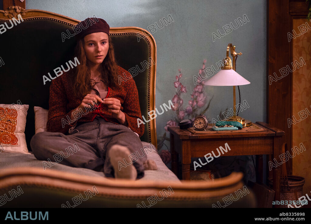 THOMASIN MCKENZIE in JOJO RABBIT, 2019, directed by TAIKA WAITITI. Copyright PIKI FILMS.