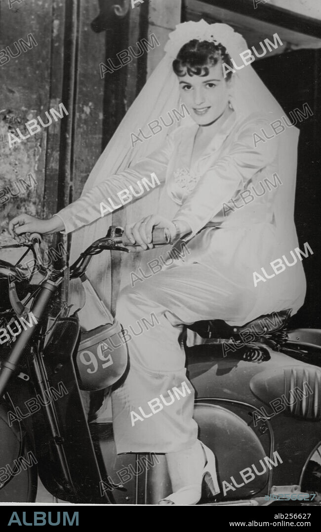 ISA BARZIZZA en BELLEZAS EN MOTO, 1952 (BELLEZE IN MOTOSCOOTER), dirigida por CARLO CAMPOGALLIANI. Copyright SAFO-PALATINO.