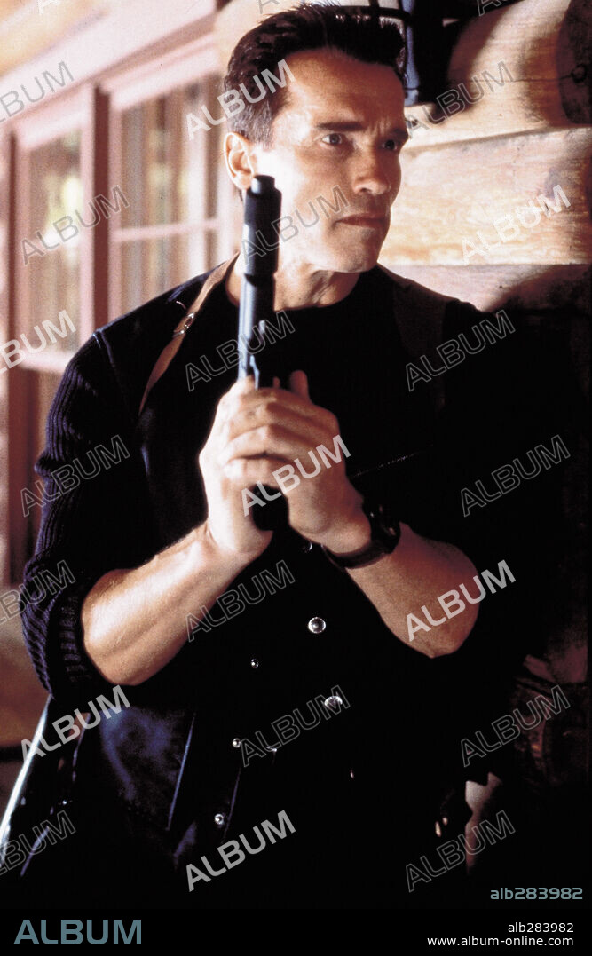 ARNOLD SCHWARZENEGGER in ERASER, 1996, directed by CHARLES RUSSELL. Copyright WARNER BROTHERS.