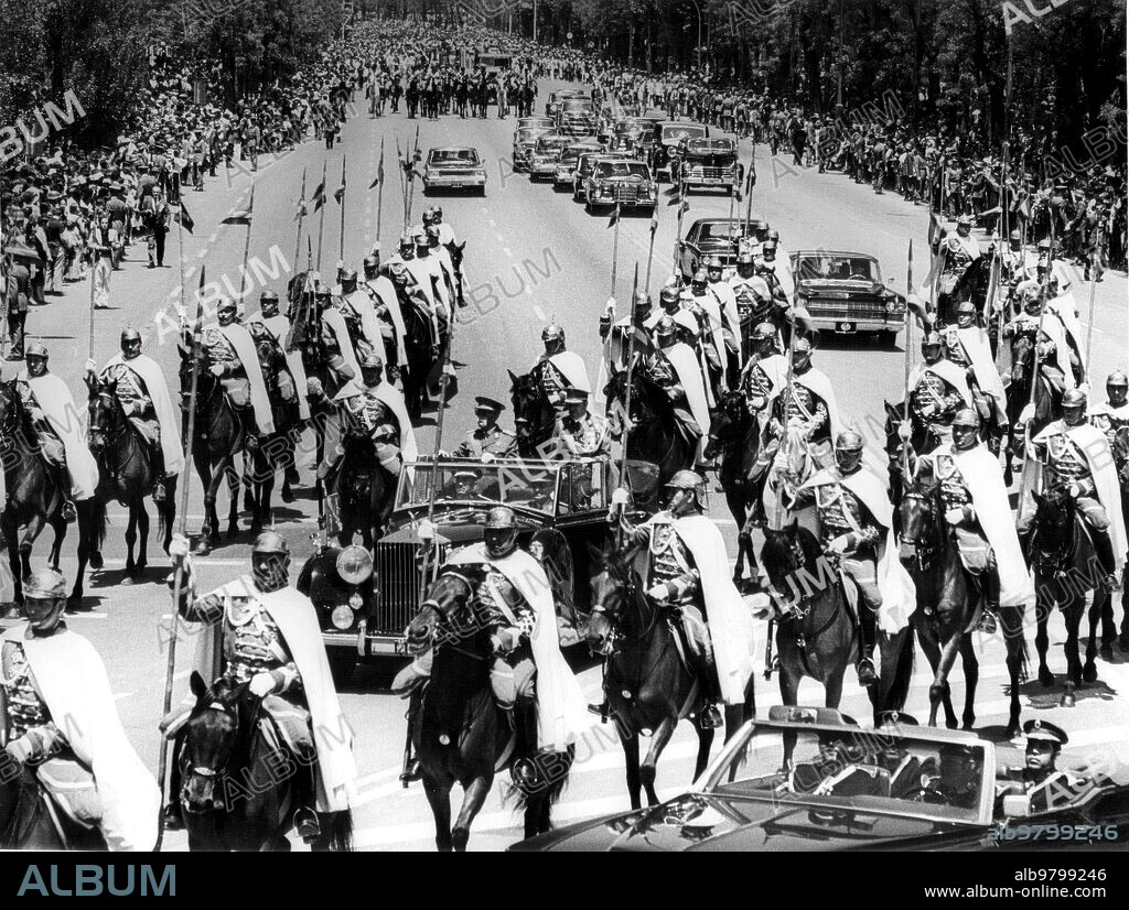 20 mayo 1972. El coche oficial del Generalísimo, Siendo Escoltado por la guardia Mora, A su Llegada al Desfile.
