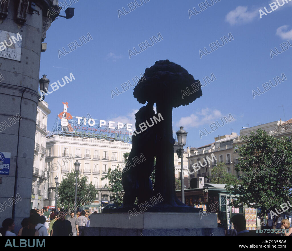 ANTONIO NAVARRO SANTAFE (1906-1983). ESTATUA DEL OSO Y EL MADROÑO AL FONDO EL EDIFICIO CON LA PUBLICIDAD DEL JEREZ TIO PEPE  - FOTO AÑOS 90.