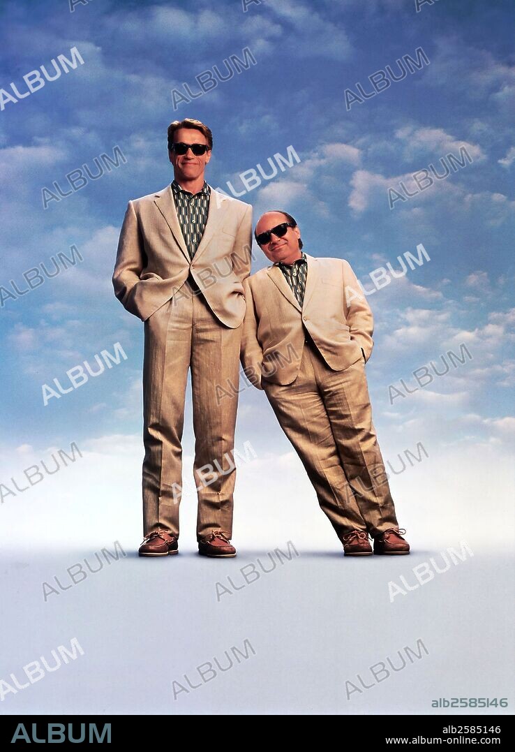 ARNOLD SCHWARZENEGGER y DANNY DEVITO en LOS GEMELOS GOLPEAN DOS VECES, 1988 (TWINS), dirigida por IVAN REITMAN. Copyright UNIVERSAL PICTURES.