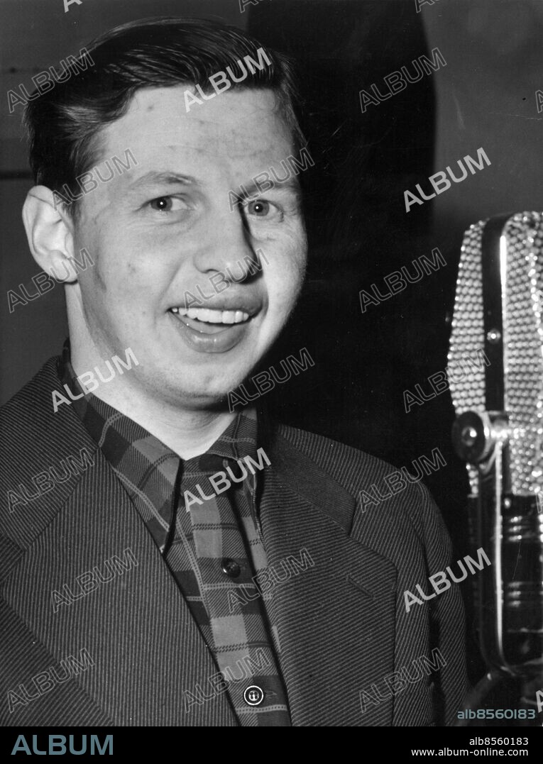 SEKLET-KULTUR-50      . Sångaren och bandyspelaren Gösta "Snoddas" Nordgren uppträder i en folkpark tillsammans med dragspelaren Ewald Sonfors i juni 1953. Snoddas gör succé i radioprogrammet "Karusellen" 1952 och blir stjärna över en natt med melodin "flottarkärlek". Här ses han fotograferad 1954. Foto: Arne Schweitz Kod: 1049/9909 COPYRIGHT SCANPIX SWEDEN.