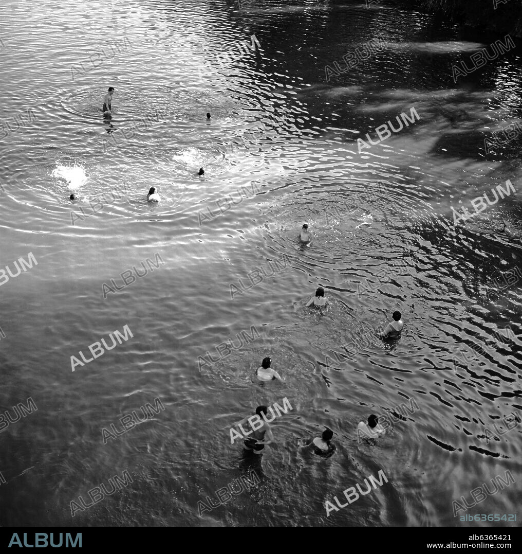 BAÑISTAS EN EL RIO JARAMA - AÑOS 50 - ByN 40554.