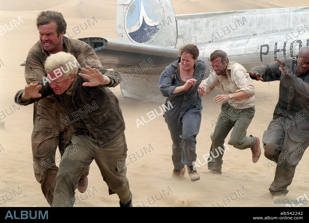 DENNIS QUAID, GIOVANNI RIBISI, HUGH LAURIE y MIRANDA OTTO en EL VUELO DEL FÉNIX, 2004 (FLIGHT OF THE PHOENIX), dirigida por JOHN MOORE. Copyright 20TH CENTURY FOX.