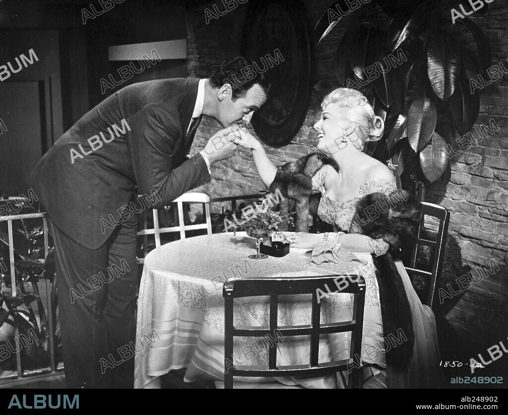 DAVID NIVEN en UN MAYORDOMO ARISTÓCRATA, 1957 (MY MAN GODFREY), dirigida por HENRY KOSTER. Copyright UNIVERSAL PICTURES.