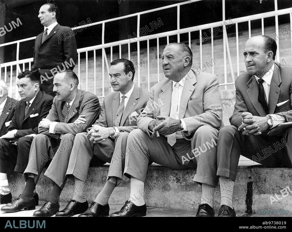 1960. Protagonistas - Presidentes. Don Santiago Bernabéu Presencia, en compañía de Directivos del club atlético Peñarol y del real Madrid, las Evoluciones de los Jugadores Aurinegros en el césped de Chamartín, sede de la final de la copa intercontinental.