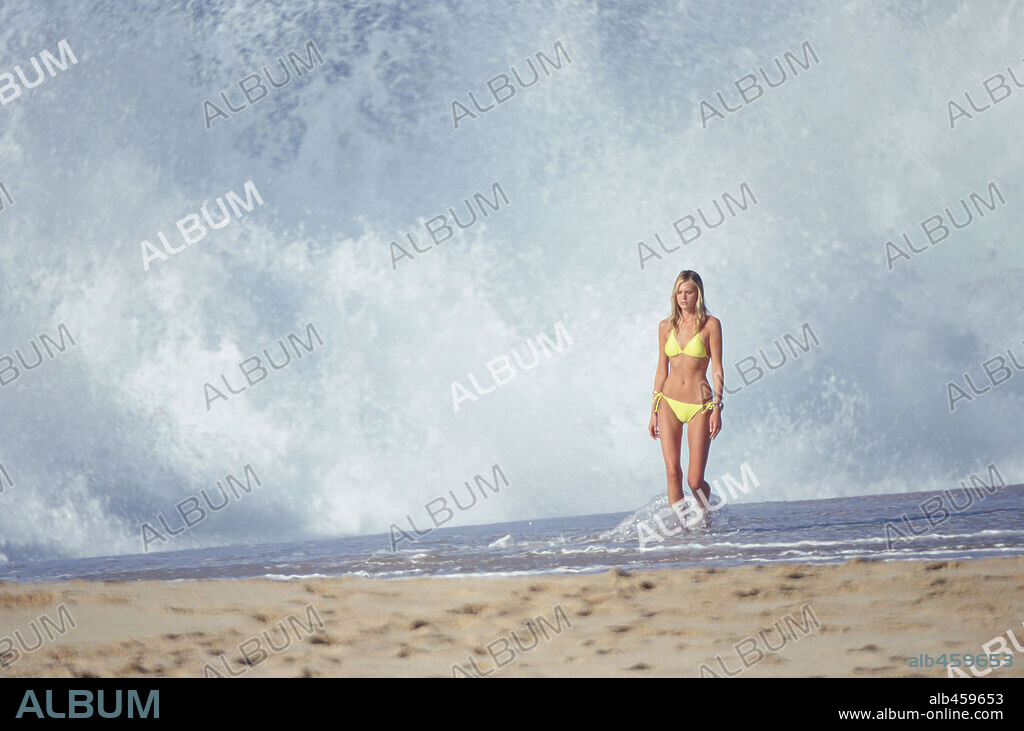SARA FOSTER in THE BIG BOUNCE, 2004, directed by GEORGE ARMITAGE. Copyright WARNER BROS. / CONNOR, FRANK.