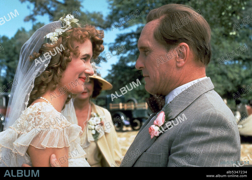 LAURA DERN y ROBERT DUVALL en EL PRECIO DE LA AMBICION, 1991 (RAMBLING ROSE), dirigida por MARTHA COOLIDGE. Copyright NEW LINE CINEMA.