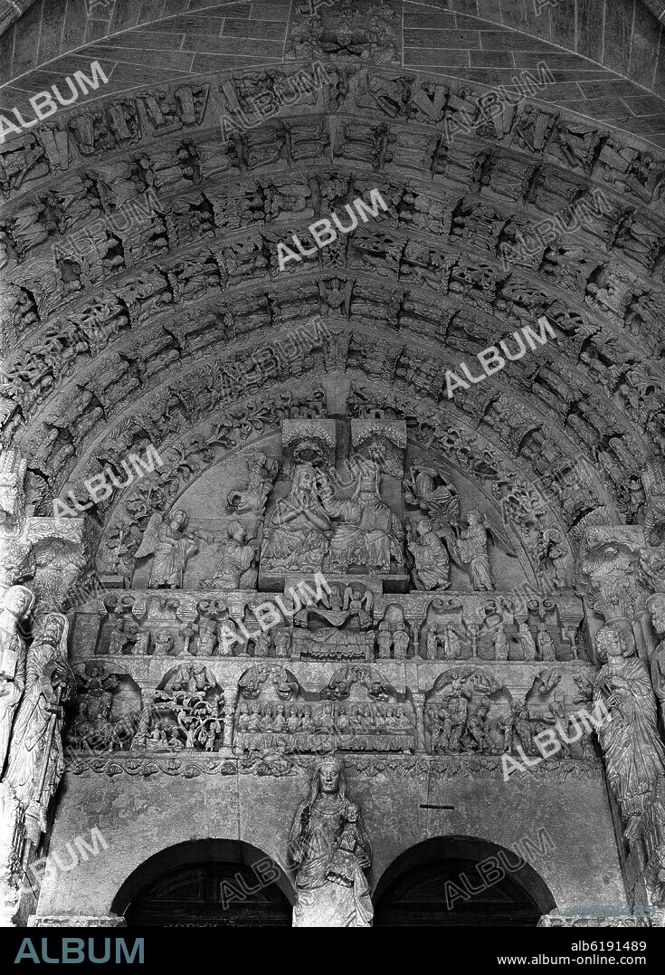TIMPANO Y ARQUIVOLTAS DE UNA PORTADA GOTICA - (GALICIA) - FOTOGRAFIA EN BLANCO Y NEGRO - AÑOS 50.