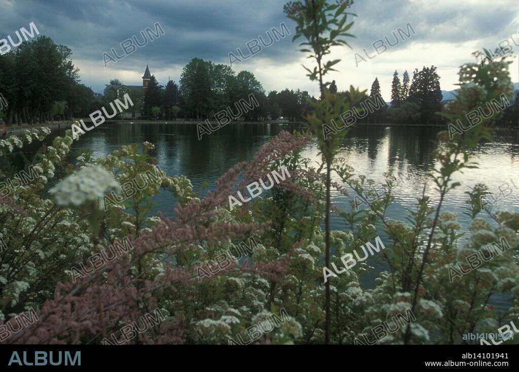 Lago de Puigcerdá. Al fondo a la izquierda, se encuentra Villa Paulita, hotel de cuatro estrellas, situado en el centro de la capital de la comarca de La Cerdanya. Catalunya, España.