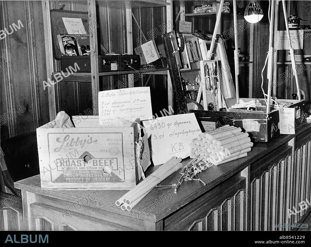 Stockholm 1977-08-11. Operation Leo, namn på en planerad kidnappning av statsrådet Anna-Greta Leijon som leddes av den tyske terroristen Norbert Kröcher. Operationen ansågs vara en hämndaktion då Leijon ansvarat för utvisningen av de fem överlevande terroristerna från Västtyska ambassaddramat i Stockholm två år tidigare. Säkerhetspolisen avslöjade planerna och såväl tyska som svenska medborgare dömdes för brotten. BILDEN: Terroristligans beslagtagna utrustning hos polisen. Foto: Dan Hansson / SvD / TT / kod 12014.