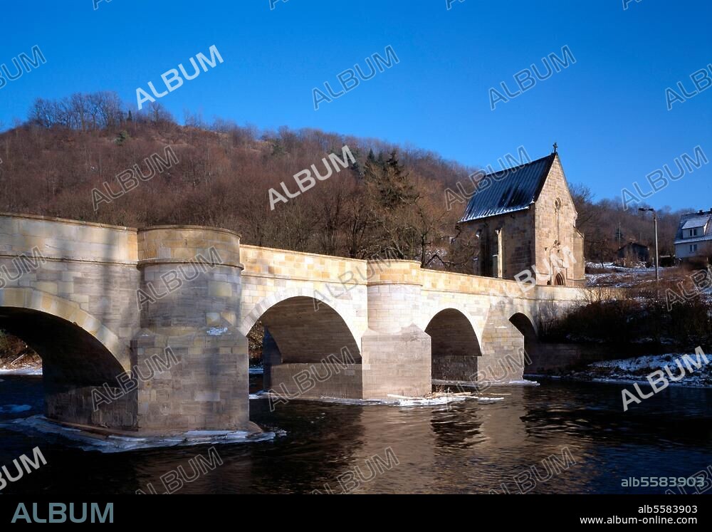 Creuzburg (Thüringen), Werrabrücke. (erbaut 1223, eine der ältesten erhaltenen Steinbrücken). Ansicht mit Liboriuskapelle (nach 1499) im Winter. Foto (Florian Monheim).