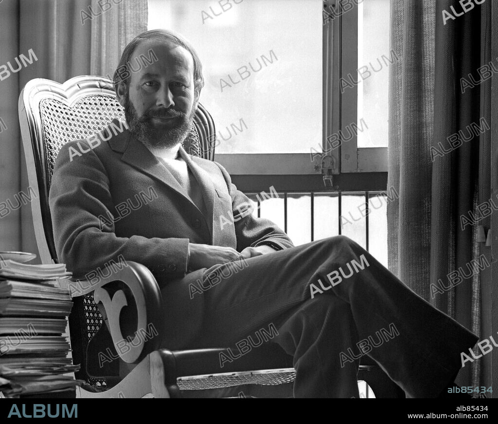 El escritor y poeta español José Manuel Caballero Bonald, fotografiado en su residencia de Madrid en 1970.