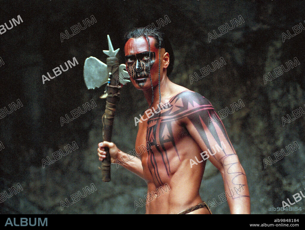 MARK DACASCOS in BROTHERHOOD OF THE WOLF, 2001 (LE PACTE DES LOUPS), directed by CHRISTOPHE GANS. Copyright DAVIS FILMSESKWAD/STUDIOCANAL/TF1 FILMS PRODUCTION.