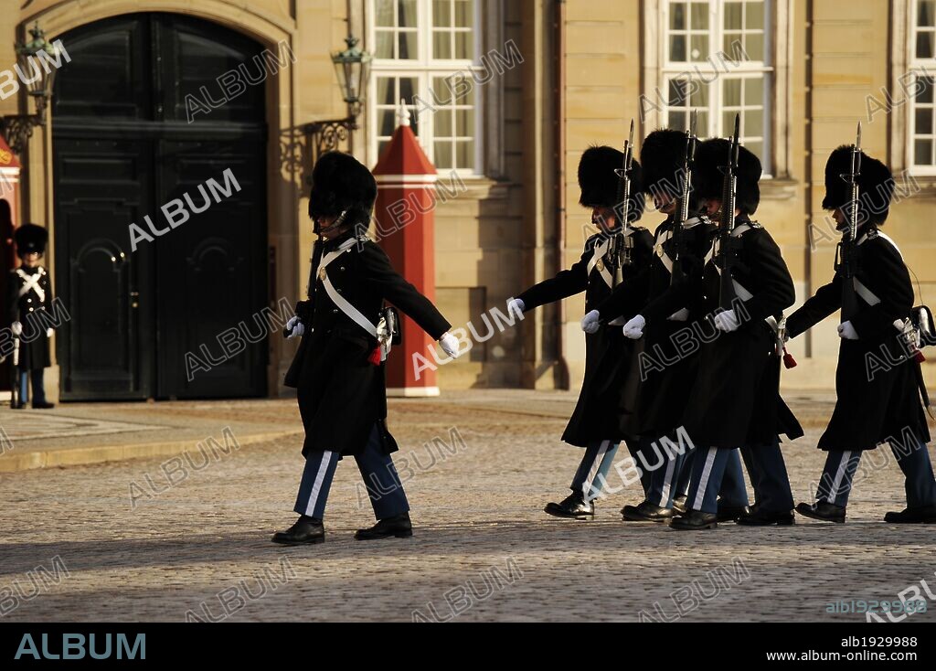 CAMBIO DE GUARDIA cada mediodía de la guardia real ante el PALACIO AMALIENBORG. Copenhague. Dinamarca. Europa.