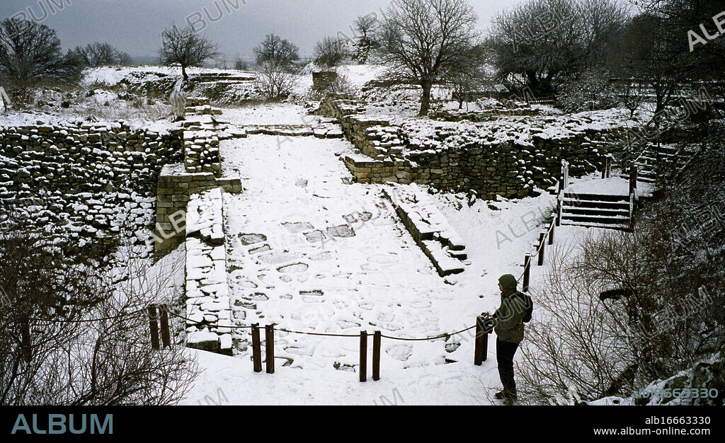TURKEY. THE RUINS OF ANCIENT TROY-TRUVA-TEVFIKIYE. TROY 11 RAMP. COPYRIGHT PHOTOGRAPH BY BRIAN HARRIS © 2006. 07808-579804.