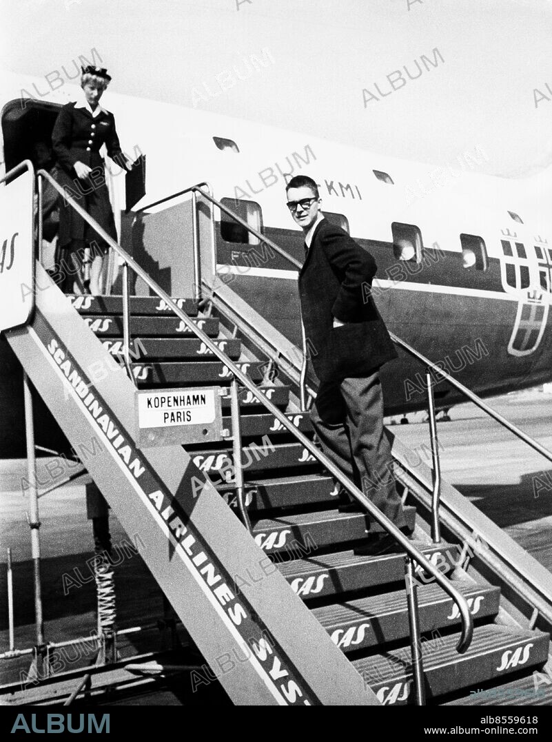 ARKIV 19580617.. Jazzmusikern Bernt Rosengren medverkar i TV-programmet "Livet slut vid tjugo" och går ombord på ett flygplan.. Foto: Ulf Stråhle / SVT / Kod: 5600. RiR sv/v 14522. RiR 27/58.