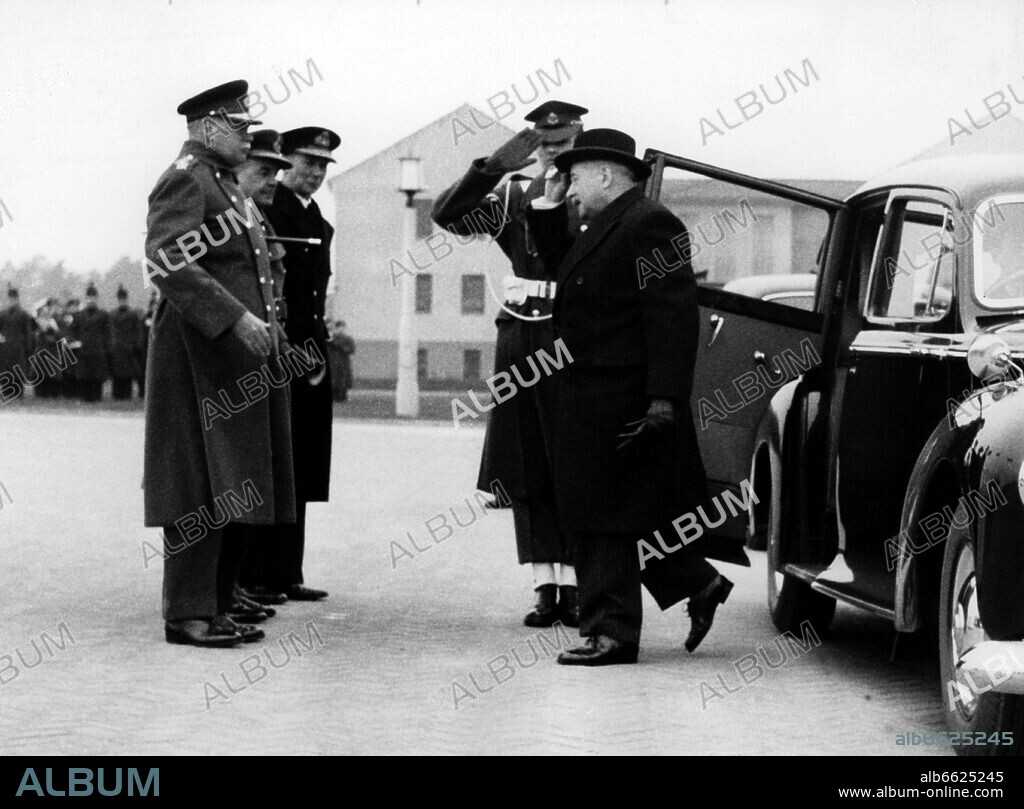 ANDRE FRANCOIS-PONCET, Hary Broadhurst und Richard Gale. French ambassador in Germany and former high commissioner Andre Francois-Poncet (r) arrives on 7th January 1955 for a visit of the allied head quarter in Mönchengladbach. British general Richard Gale (l-r), British air marshal Harry Broadhurst, and admiral Warne are welcoming him. 07/01/1955