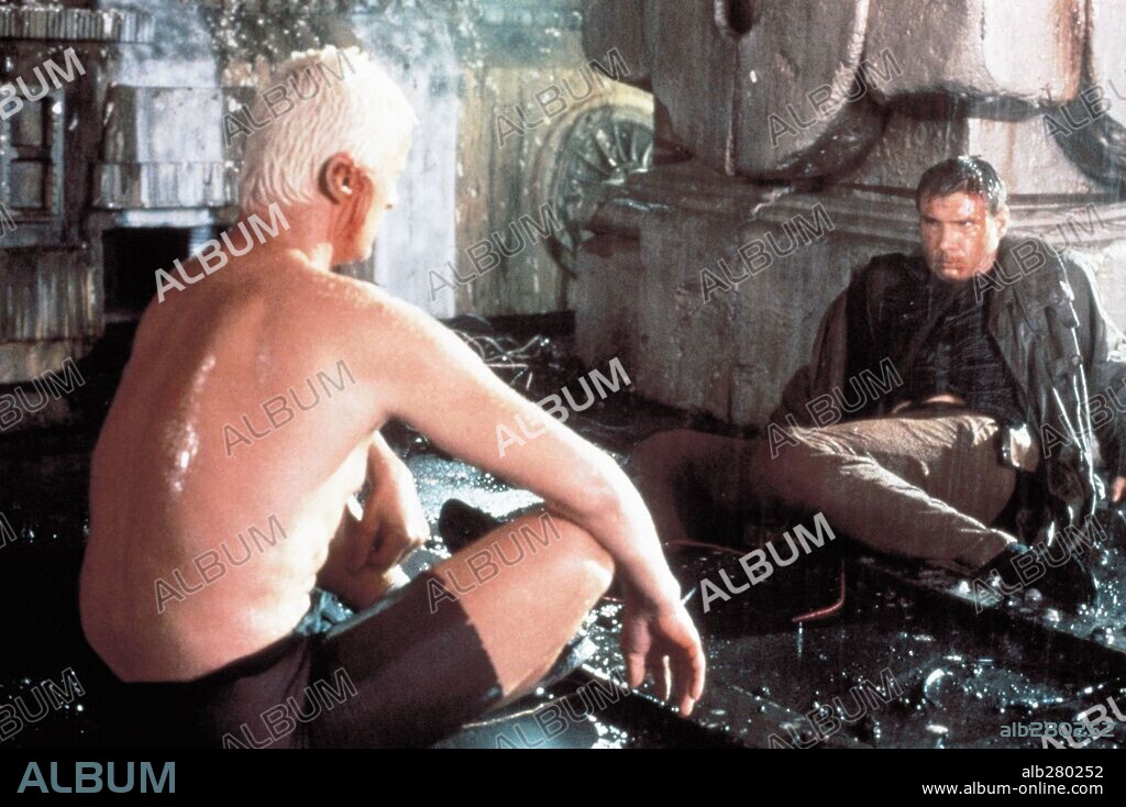 HARRISON FORD and RUTGER HAUER in BLADE RUNNER, 1982, directed by RIDLEY SCOTT. Copyright LADD COMPANY/WARNER BROS.