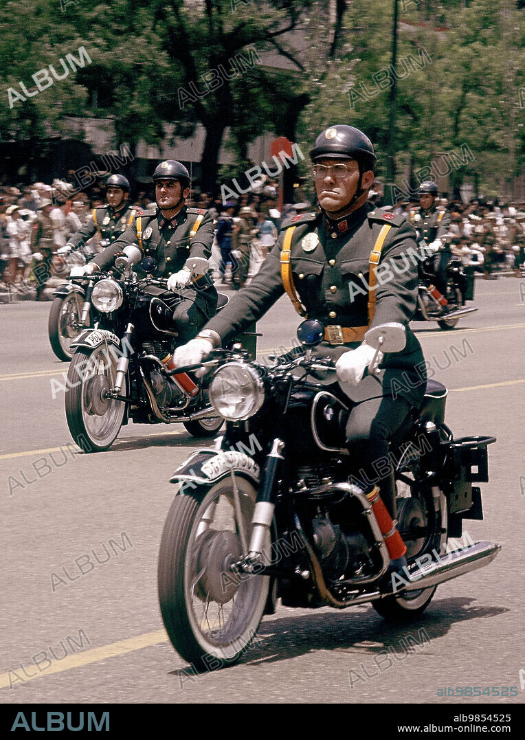 MOTORISTAS DE LA GUARDIA CIVIL DE TRAFICO - FOTO AÑOS 60.